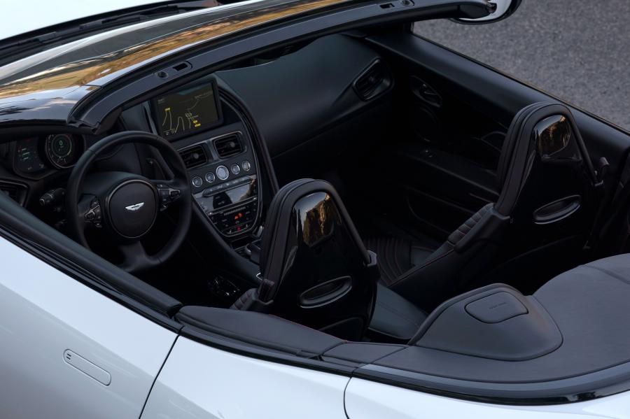 Интерьер Aston Martin DB11 V8 Volante 2018 года  (NA) (фото 7 из 40)